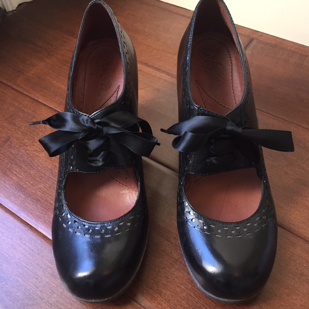 Naya Black Pump with Ribbon Tie